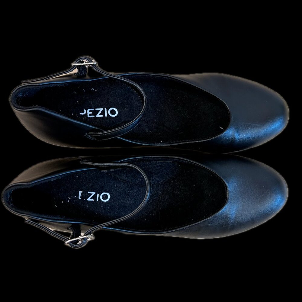 Capezio Footlight 2” Heel Character Shoes Adult Size 6.5, EUC